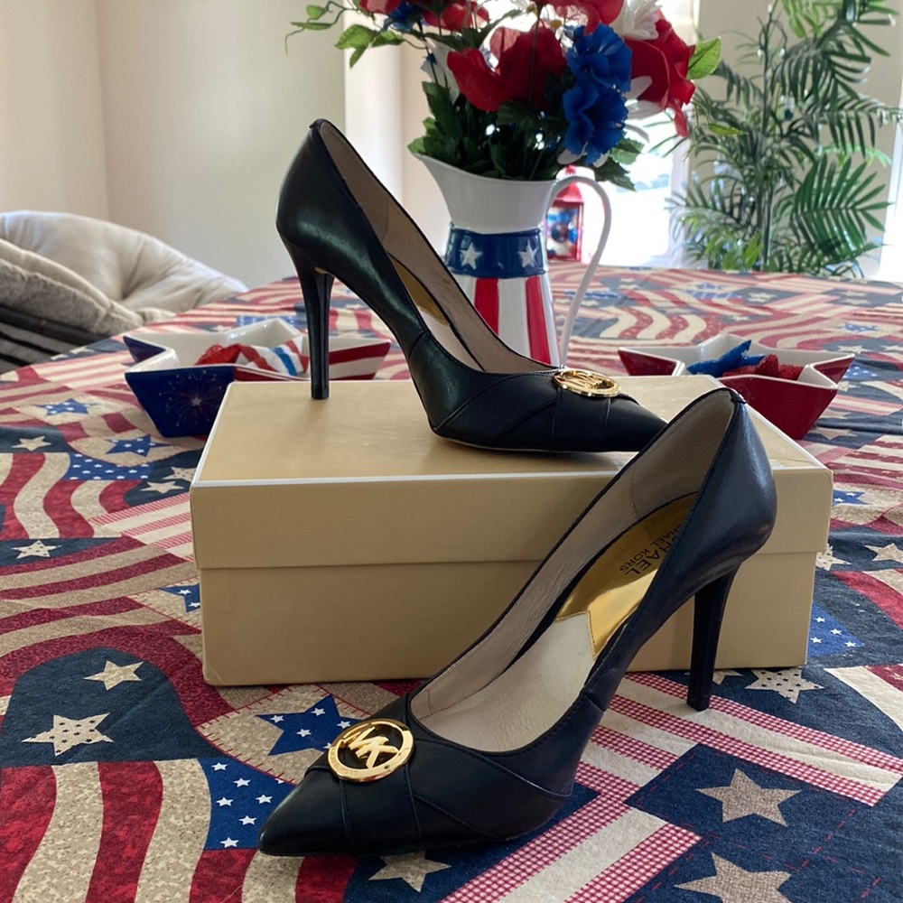 Michael Kors Black Size 8 Caroline pump with gold hardware.